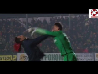 shakhtar goalkeeper hit a fan in the face in the middle of the match